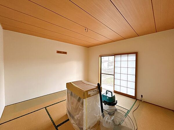 【リフォーム前】8畳和室です。クロスの張替え、畳の表替えを行う予定です。