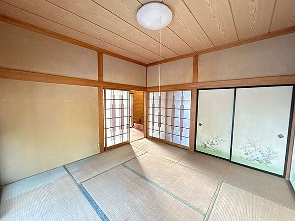【リフォーム中】1階和室8帖です。押入が1つあります。