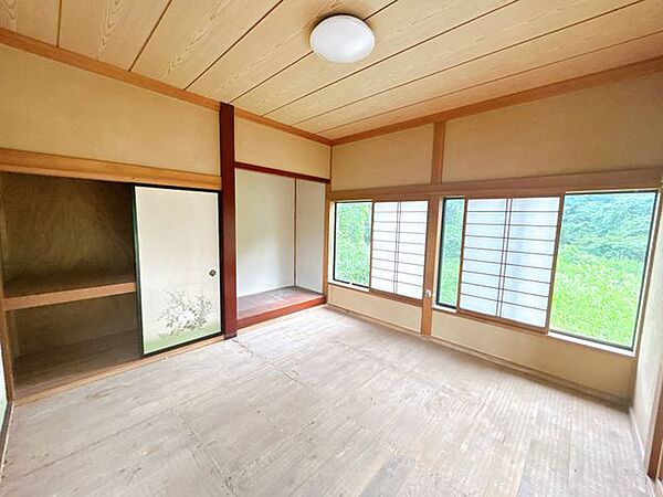【リフォーム中】1階西側和室8帖です。押入1つと近くに収納スペースがあります。