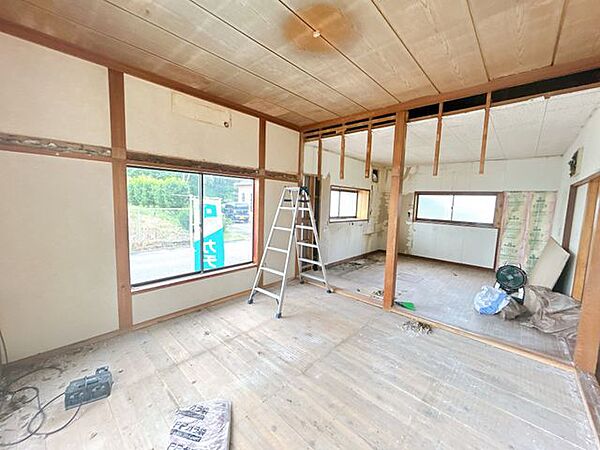 【リフォーム中】1階東側和室です。リフォーム後は洋室のリビングになります。
