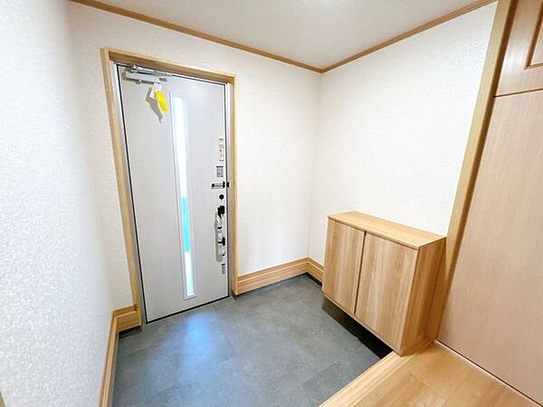 【リフォーム済】玄関内部です。床のシート張りや壁のクロス張替えを行います。