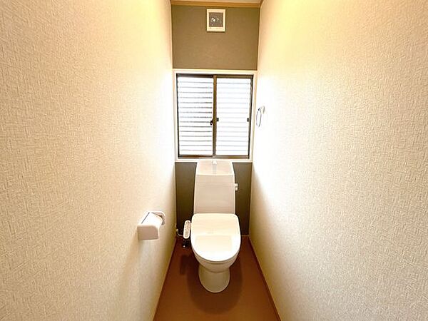 【リフォーム後】トイレはジャニス製の温水洗浄機能付きに新品交換しました。キズや汚れが付きにくい加工が施してあるのでお手入れが簡単です。直接肌に触れるトイレは新品が嬉しいですよね。