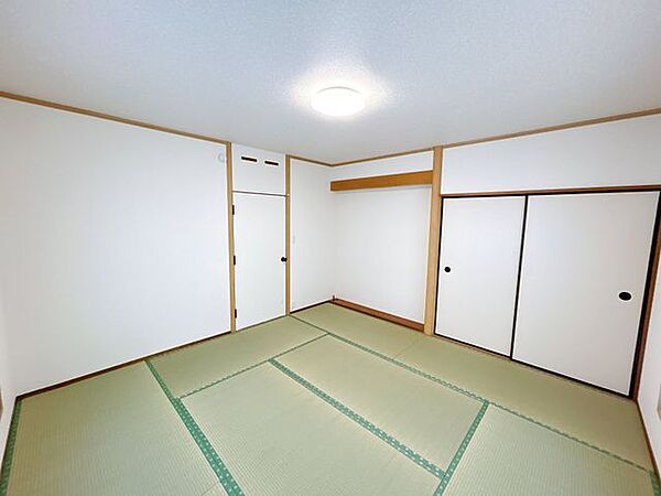 【リフォーム済】1階和室別アングルです。押入と板の間があります。
