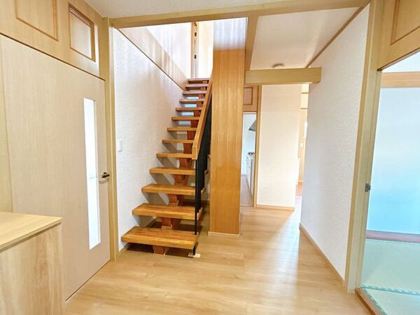 【リフォーム済】階段です。踏板が広く、手すりもついております。