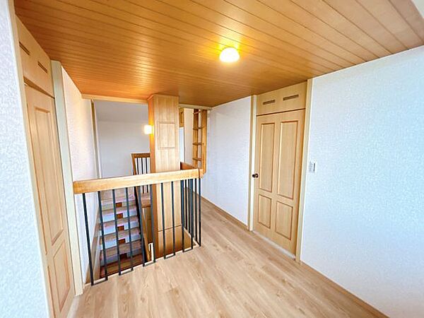 【リフォーム済】2階廊下です。腰壁を撤去します。