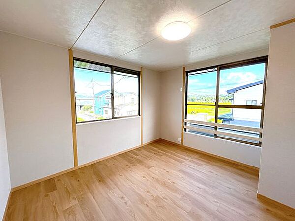 【リフォーム済】2階北東洋室の別アングルです。