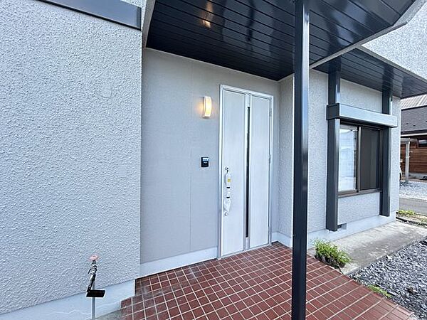 【リフォーム済】玄関外部です。玄関の新品交換やタイルの修理、壁の塗装を行います。