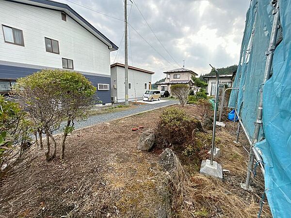 【リフォーム済】住宅南側にある庭です。背の高い木を伐採しました。