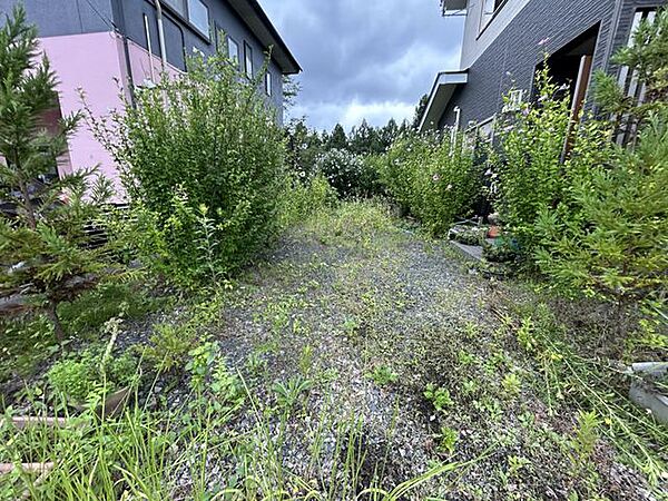 【リフォーム前】駐車場スペースです。植栽撤去する予定です。
