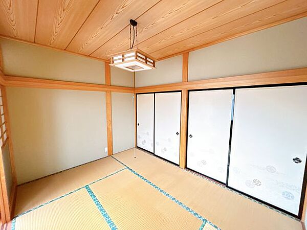 【現況販売】2F和室です。6帖で押入が2つあります。
