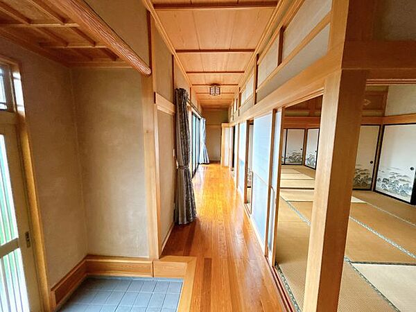 【現況販売】1F和室の前には広くて長い廊下があります。