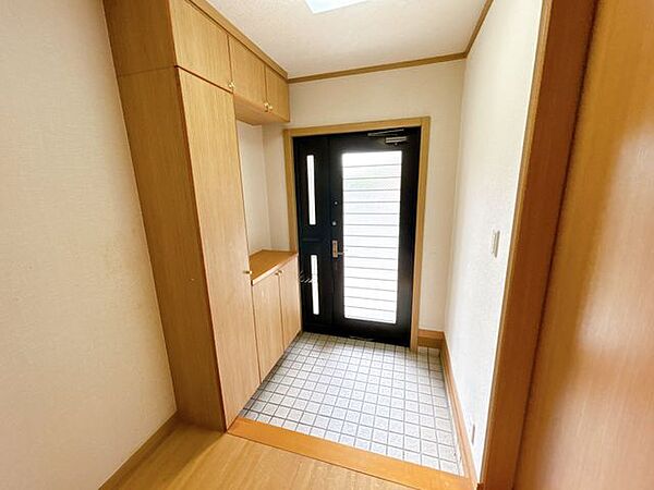 【現況販売】玄関内部です。シューズボックスがあり、沢山の靴や物を収納できます。