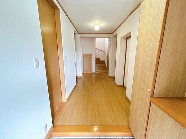 【現況販売】1階廊下です。手前左手に洋室、手前右手に和室がございます。