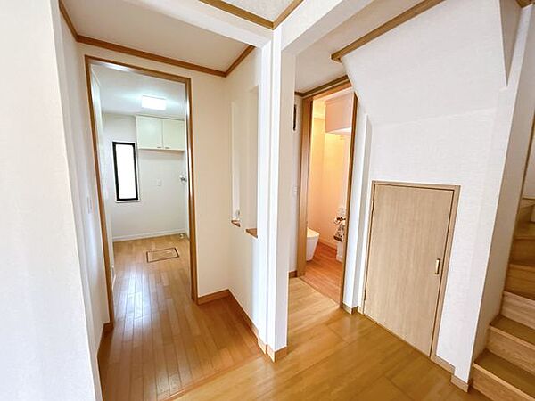 【現況販売】1階廊下です。左手に洗面所と浴室、右手にトイレがあります。