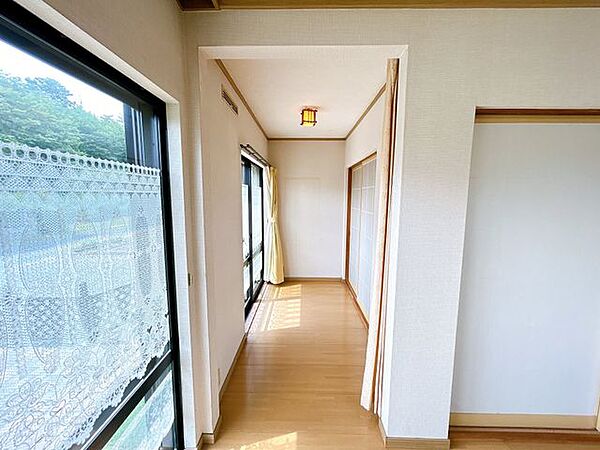 【現況販売】小さな広縁があります。ランドリールームとしても使えますね。