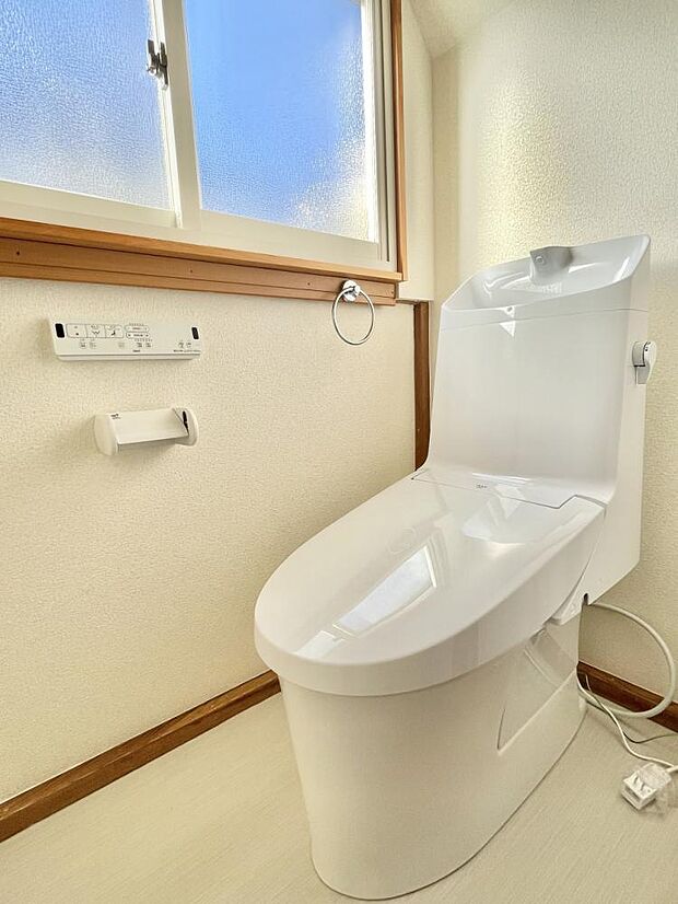 【リフォーム済】トイレはLIXIL社製の温水洗浄機能付きに新品交換を行いました。傷や汚れがつきにくい加工が施してあるのでお手入れが簡単です。直接肌に触れるトイレは新品だと嬉しいですよね。