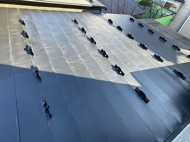 【リフォーム済】屋根を撮影しました。今回のリフォーム工事にて黒系で塗装を行いました。黒系の塗装を行ったことでお家に引き締まった印象を持てます。