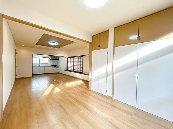 【リフォーム済】約19帖のLDKです。フローリングの張替え、天井・壁はクロス張替えを行いました。