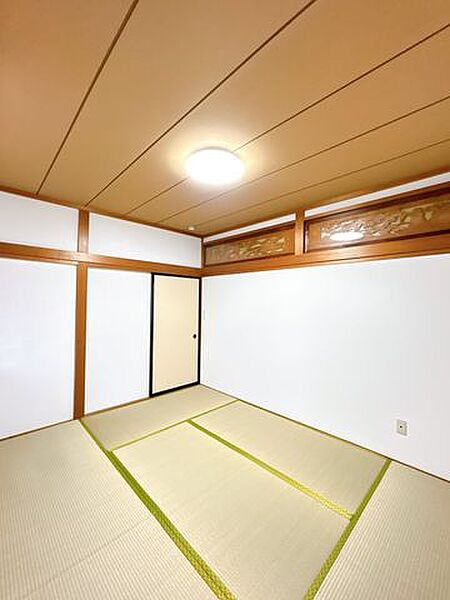 【リフォーム済】1階約6帖和室です。天井・壁塗装仕上げ、畳表替えを行いました。