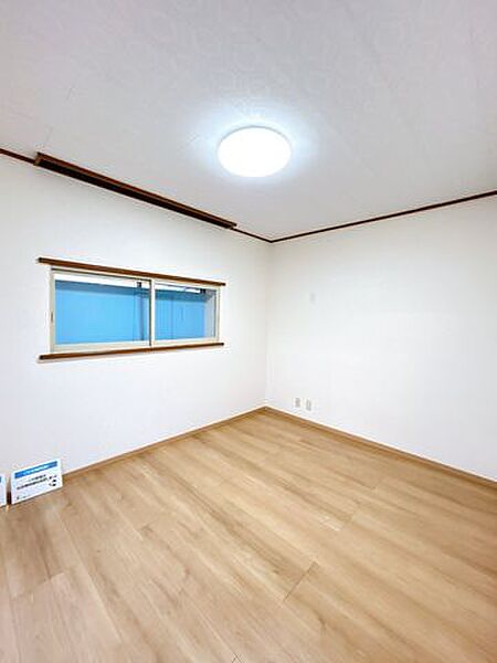 【リフォーム済】2階約6帖洋室です。フローリング張替え、天井・壁のクロス張替えを行いました。