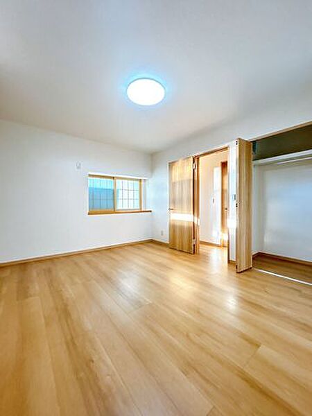 【リフォーム済】2階西側約8.31帖の洋室を撮影しました。床はフローリング仕上げ、クロス張替、照明交換工事を実施しました。