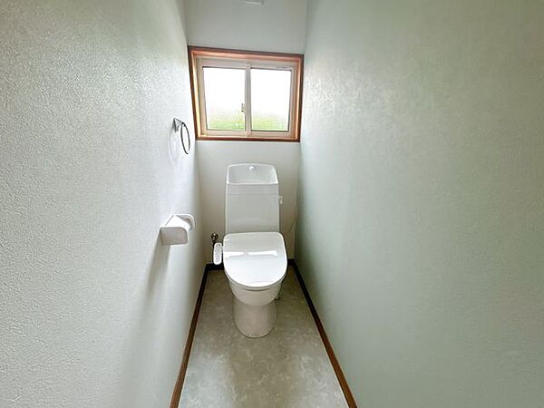 【リフォーム済】トイレの写真です。新しい温水洗浄機能付きトイレに交換いたしました。直接肌に触れるところなので設備が新しいと気持ちいいですね。
