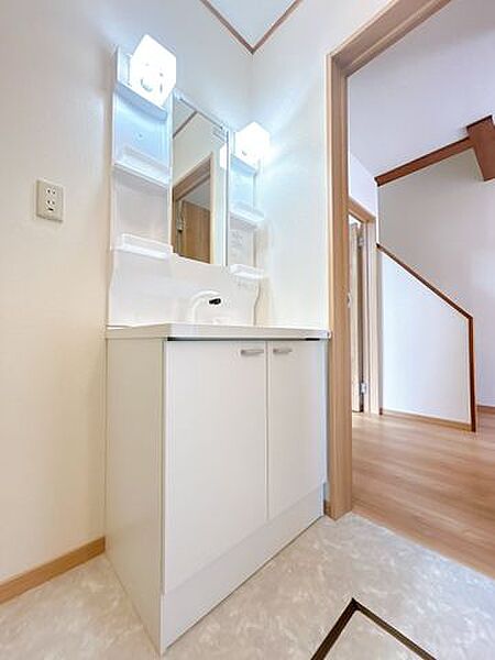 【リフォーム済】洗面化粧台は新品に交換しました。大型の洗面ボウルは洗顔・洗髪ももちろん、つけ置き洗いにも使えます。