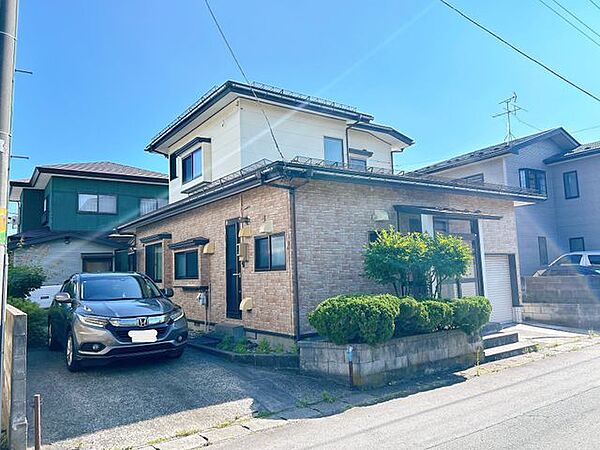 【リフォーム済】外観を別アングルから撮影しました。駐車場は物置を解体して縦列2台駐車可能になりました。