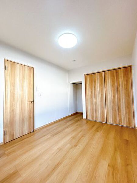 【リフォーム済】2階東側約6帖の洋室を撮影しました。床はフローリング重ね張り、クロス張替、照明交換工事を実施しました。