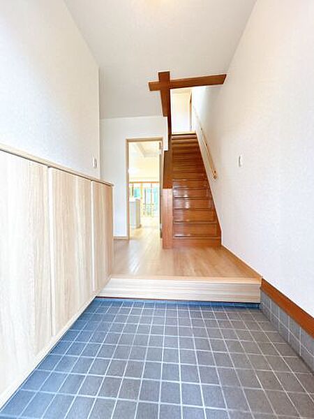 【リフォーム済】廊下を撮影しました。床はフローリングの重ね張り、クロス張替、照明交換工事を実施しました。