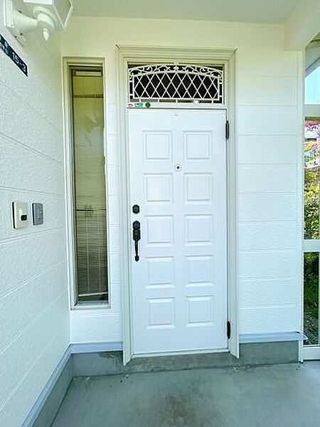 【リフォーム中】玄関扉を撮影しました。カビ交換を実施してお引渡し致します。