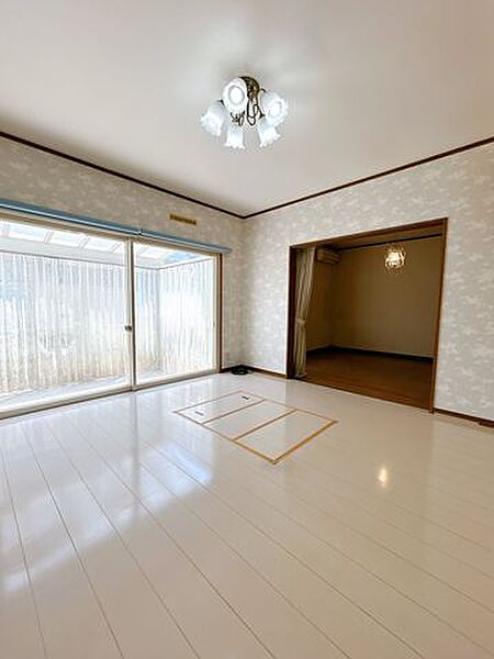 【リフォーム中】1階9帖のリビングを別アングルから撮影しました。7.88帖のお部屋尾つながっており広々とお部屋をお使いいただけますね。