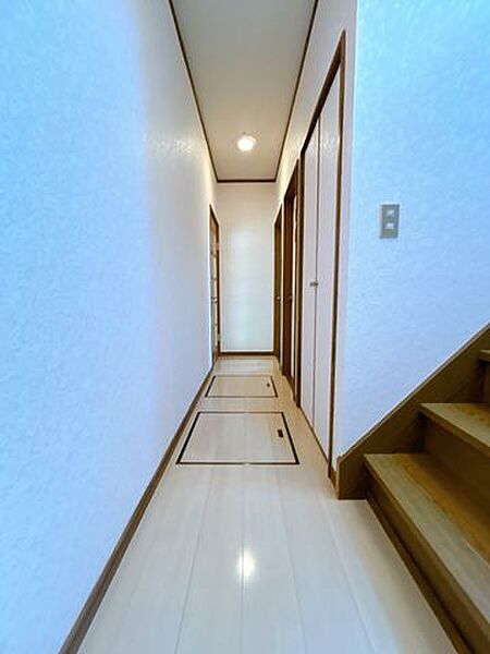 【リフォーム中】廊下を撮影しました。クリーニングの上、ワックス塗布を行います。