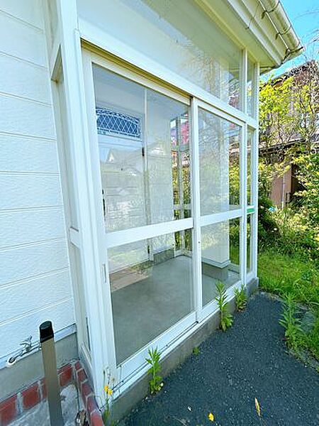 【リフォーム中】玄関前には風除室が設けられています。天気の悪い日、特に冬場は風除室があると、頭や体に積もった雪をこちらで落としてからお家の中へ入ることができるので、室内を汚さずに済みますね。