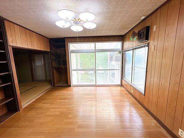 隣接建物との離れもあるので、南側リビングは明るい空間です。