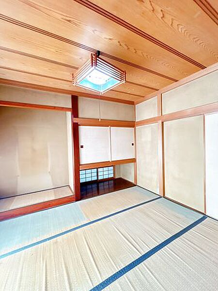 【リフォーム中】畳は全て表替えを行います。イグサの香りに癒されながらごろ寝が出来る和の空間は小さなお子様にもご年配の方にもくつろぎの場になるので1室あると嬉しいですね。