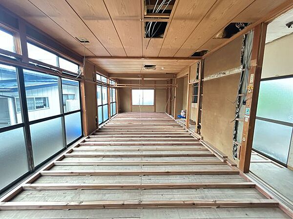 【リフォーム中】リビング。南側にあるので陽が入り明るいです。床はフローリングで仕上げ、壁天井はクロスで仕上げます。