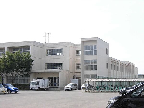 秋田市立土崎中学校　徒歩14分。 1080m