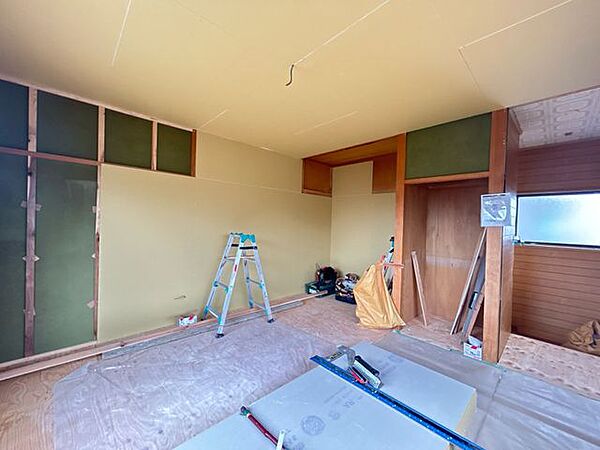【リフォーム中】2階、洋室へリフォームします。照明器具は新しい物へ交換します。