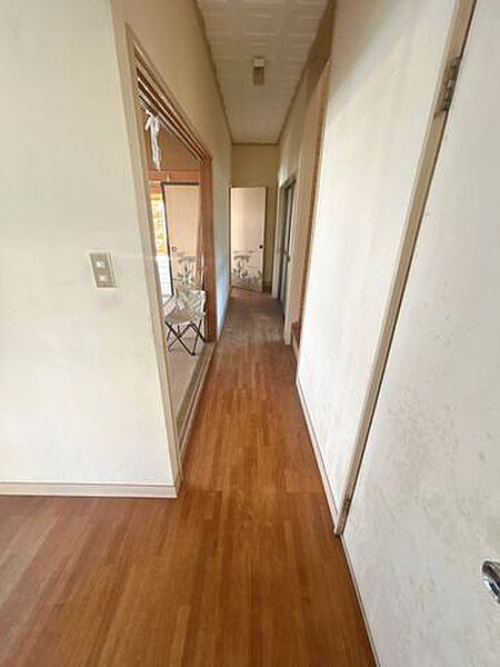 【リフォーム中】1階廊下を別角度から撮影しました。天井、壁はクロスで仕上げます。照明器具は新しい物へ交換します。
