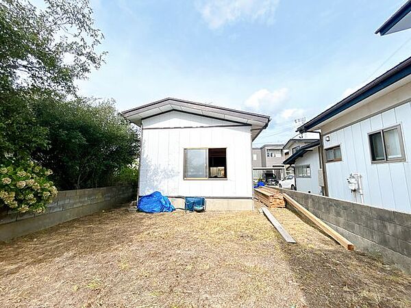 【リフォーム中】敷地の南西側にはお庭スペースがあるので家庭菜園等いかがでしょうか（土の入れ替え等必要な場合もあります）