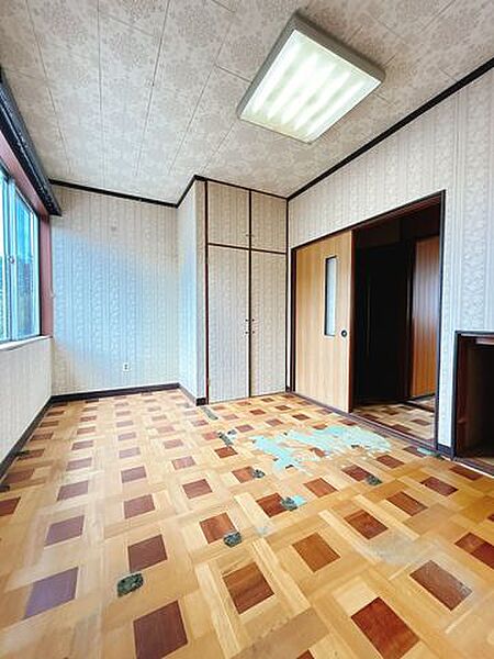 フロアーを重ねて張り、壁天井のクロスも張り替えます