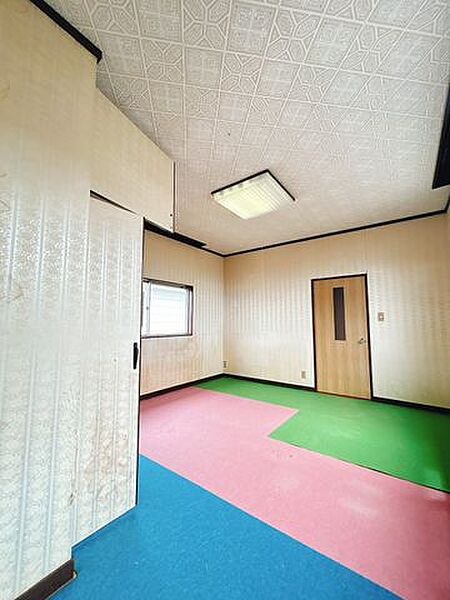 フロアーを重ねて張り、壁天井のクロスも張り替えます