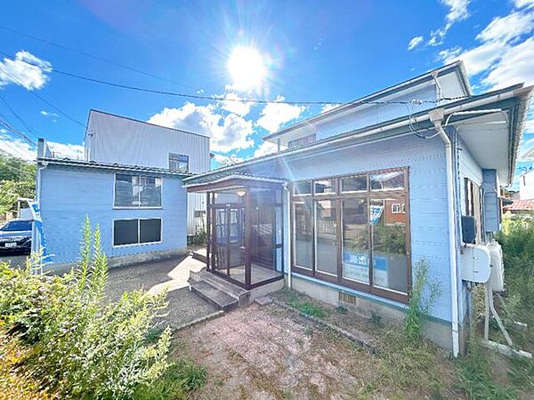 【リフォーム中】外観を別角度から撮影しました。駐車場以外にも家庭菜園やガーデニングができるスペースもあります。