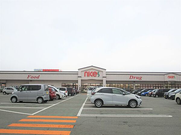 ナイス外旭川店　徒歩22分。 1700m