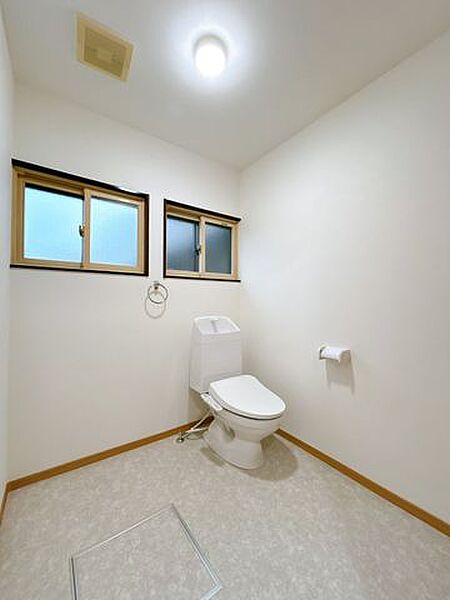 【リフォーム済】トイレはジャニス製の温水洗浄機能付きに新品交換します。キズや汚れが付きにくい加工が施してあるのでお手入れが簡単です。直接肌に触れるトイレは新品が嬉しいですよね。