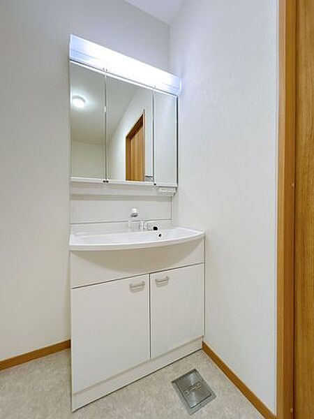 【リフォーム済】洗面化粧台はパナソニックAWE社製のものを新設しました。水栓は使いやすいリフトアップ機能付きで、シャンプーするのも楽々です。