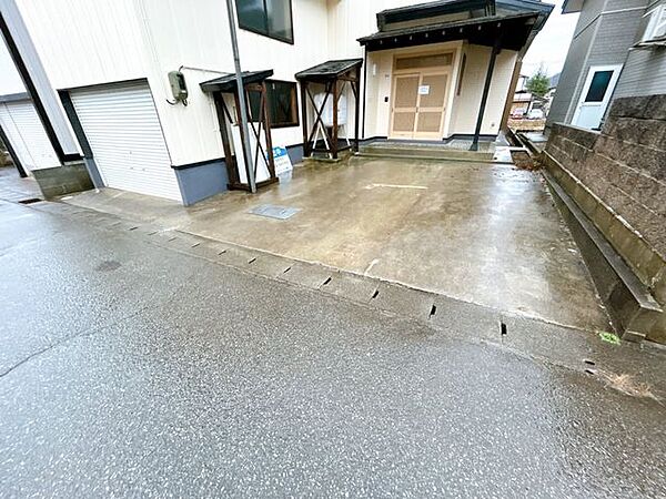 【リフォーム済】駐車スペースです。車庫含め普通車2台分駐車可能です。