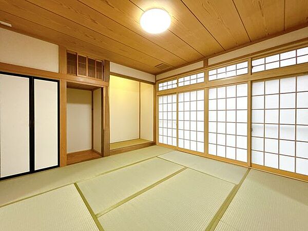 【リフォーム済】1階北側約8畳の和室です。畳の表替え・壁のクロス張替えを行いました。LDKに隣接しているので客間やお子様の遊び場としても活用できます。