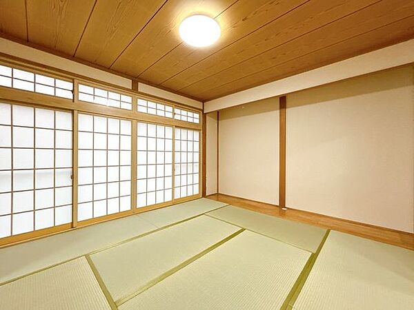【リフォーム済】1階南東側約8畳和室です。畳の表替え・壁のクロス張替えを行いました。和室が多いと来客時や宿泊時に活用できて便利ですね。